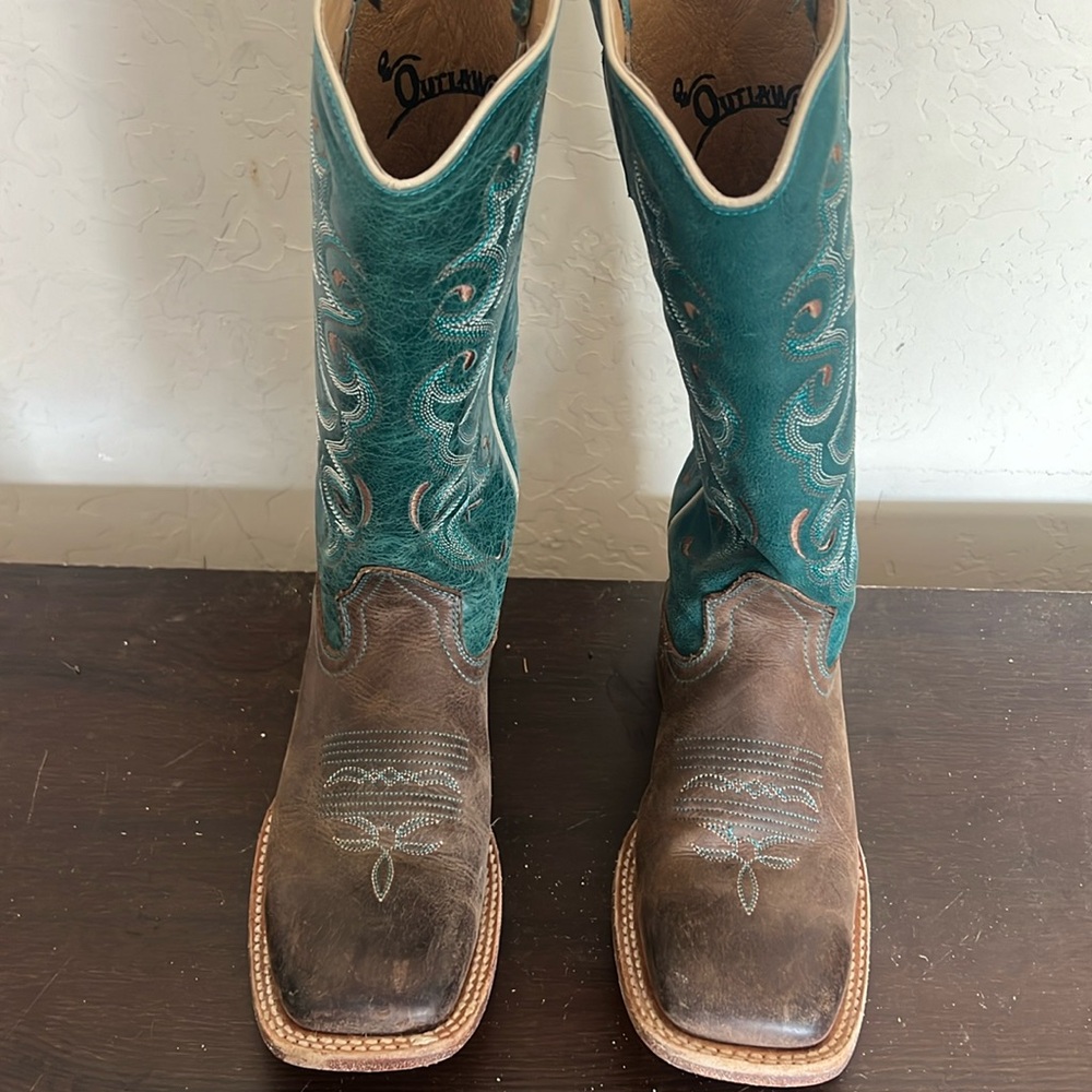 Boys boots size 6. Worn a handful of times